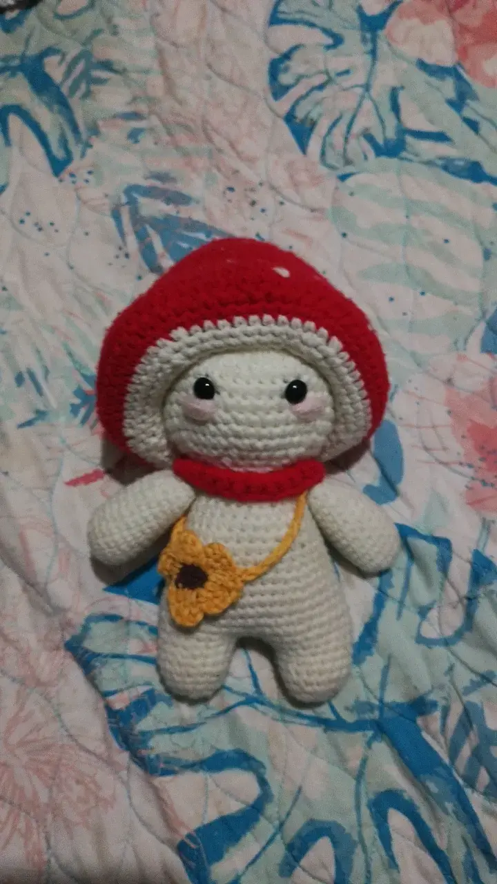 Muñeco de crochet con sombrero de seta - 1