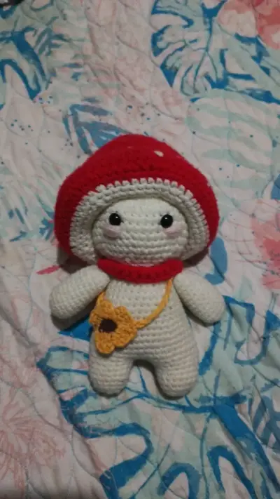 Muñeco de crochet con sombrero de seta - miniatura 1