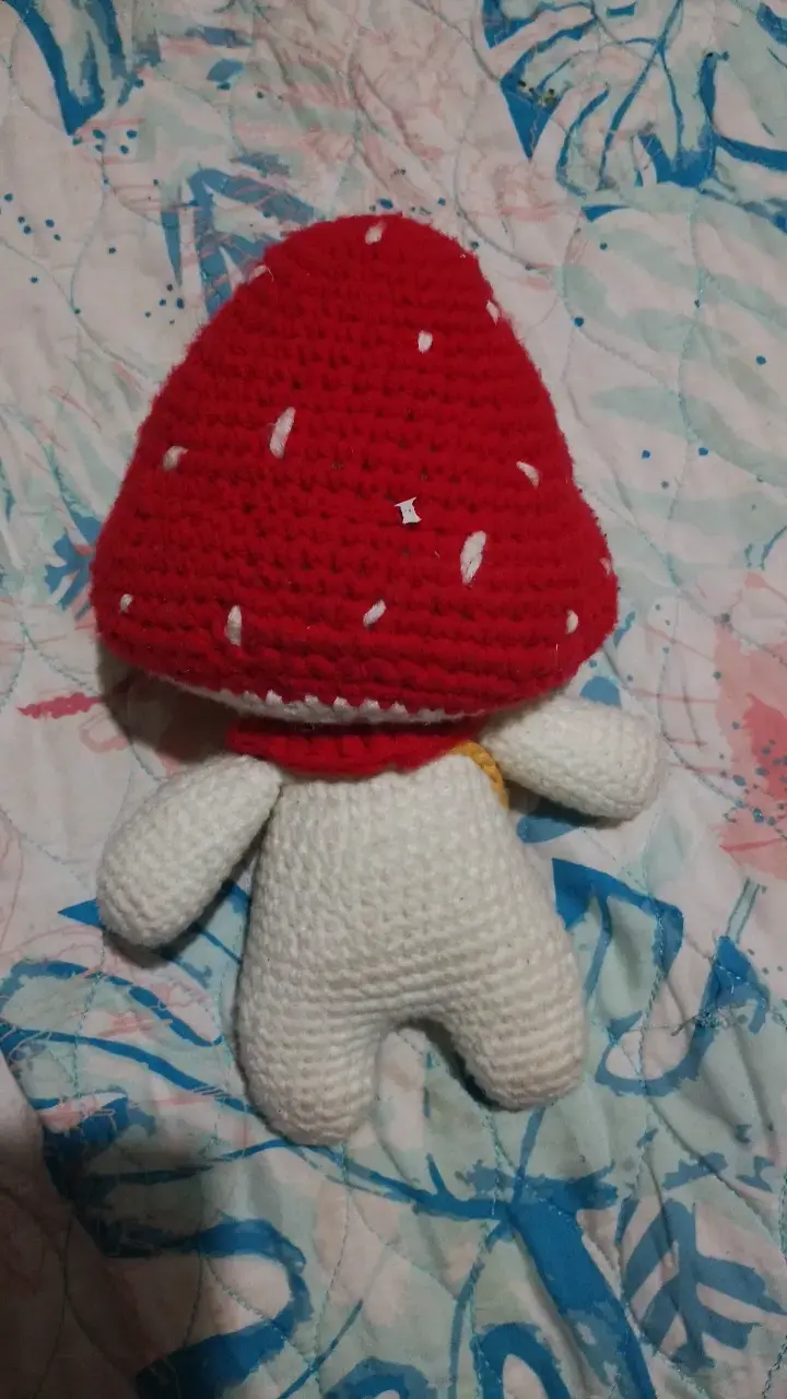 Muñeco de crochet con sombrero de seta - 2