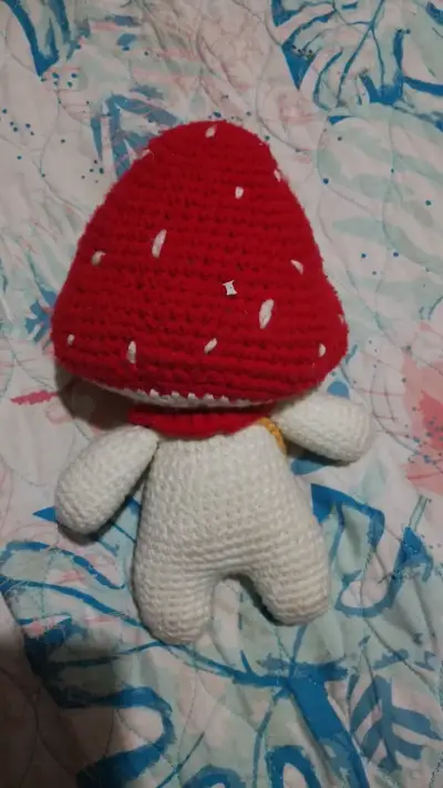 Muñeco de crochet con sombrero de seta - miniatura 2