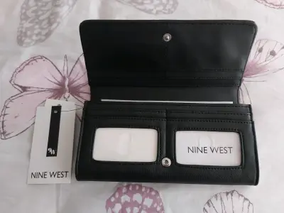 Billetera negra Nine West elegante - miniatura 2