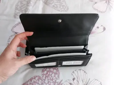 Billetera negra Nine West elegante - miniatura 3
