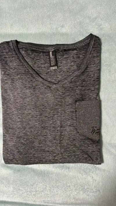 Polera gris con bolsillo y cuello en V - miniatura 1