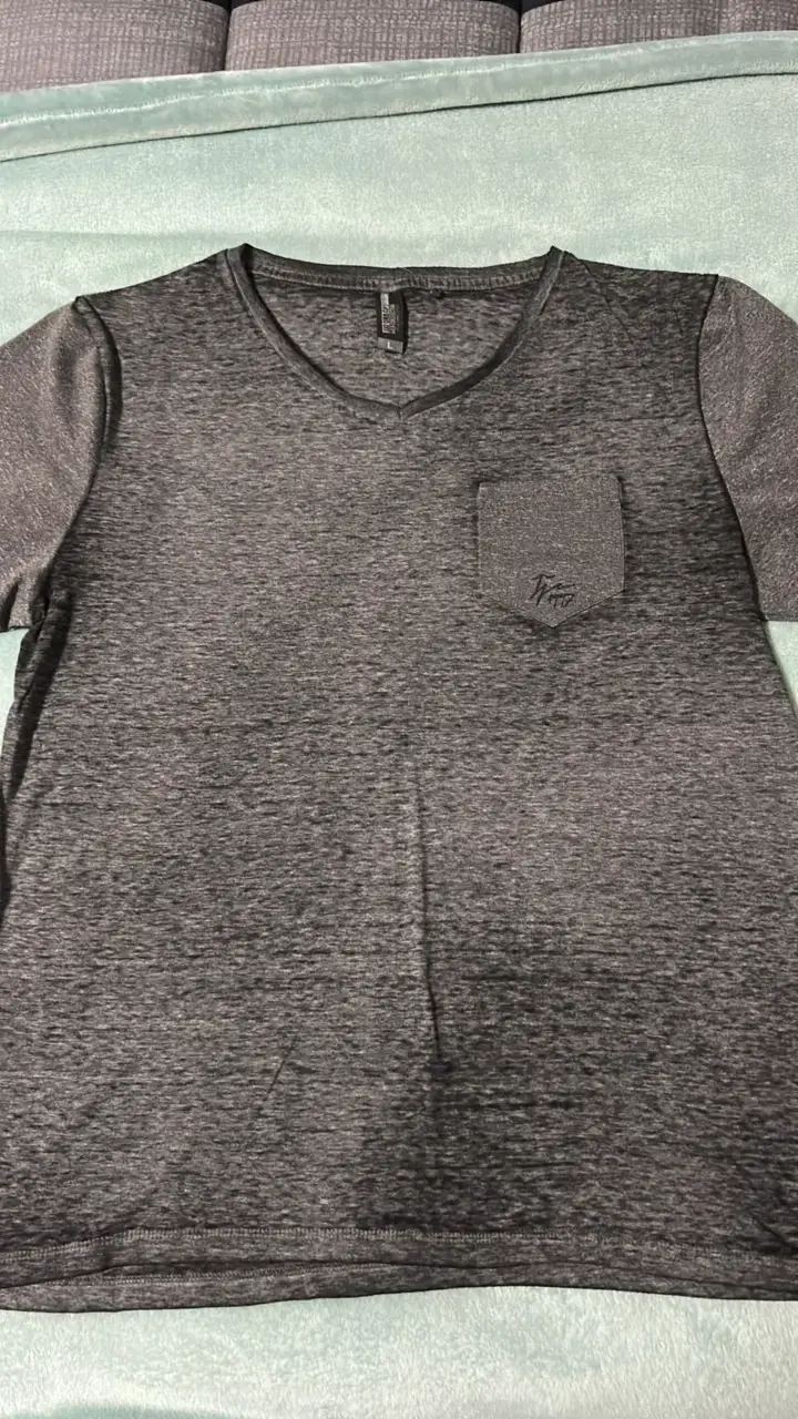 Polera gris con bolsillo y cuello en V - 2