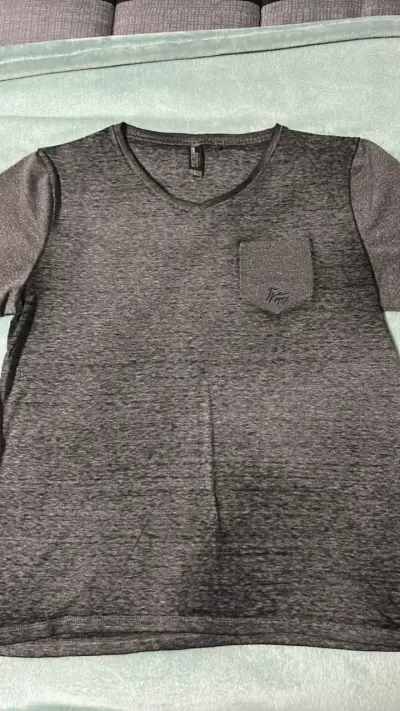 Polera gris con bolsillo y cuello en V - miniatura 2