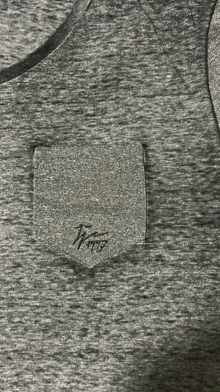 Polera gris con bolsillo y cuello en V - 3
