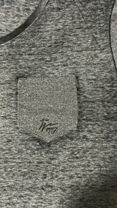 Polera gris con bolsillo y cuello en V - miniatura 3