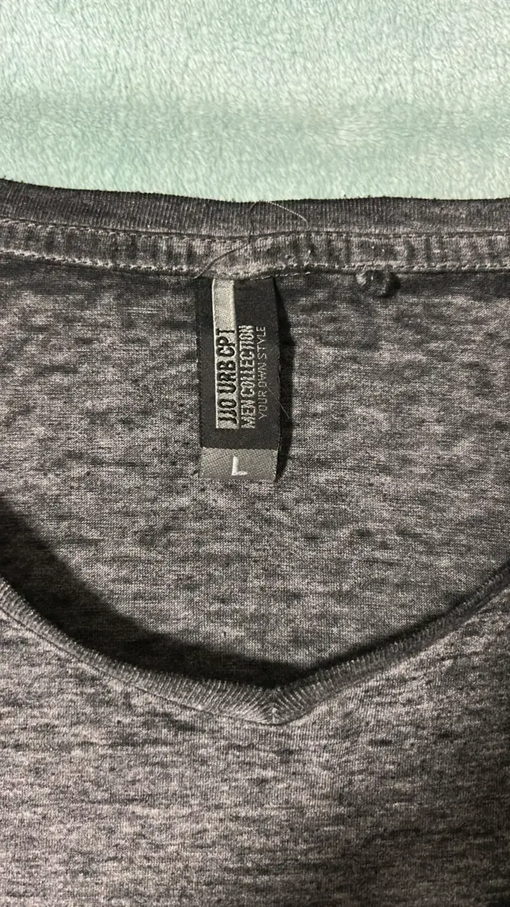 Polera gris con bolsillo y cuello en V - 4