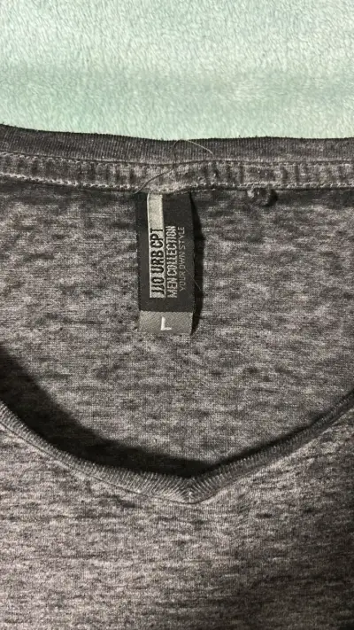 Polera gris con bolsillo y cuello en V - miniatura 4