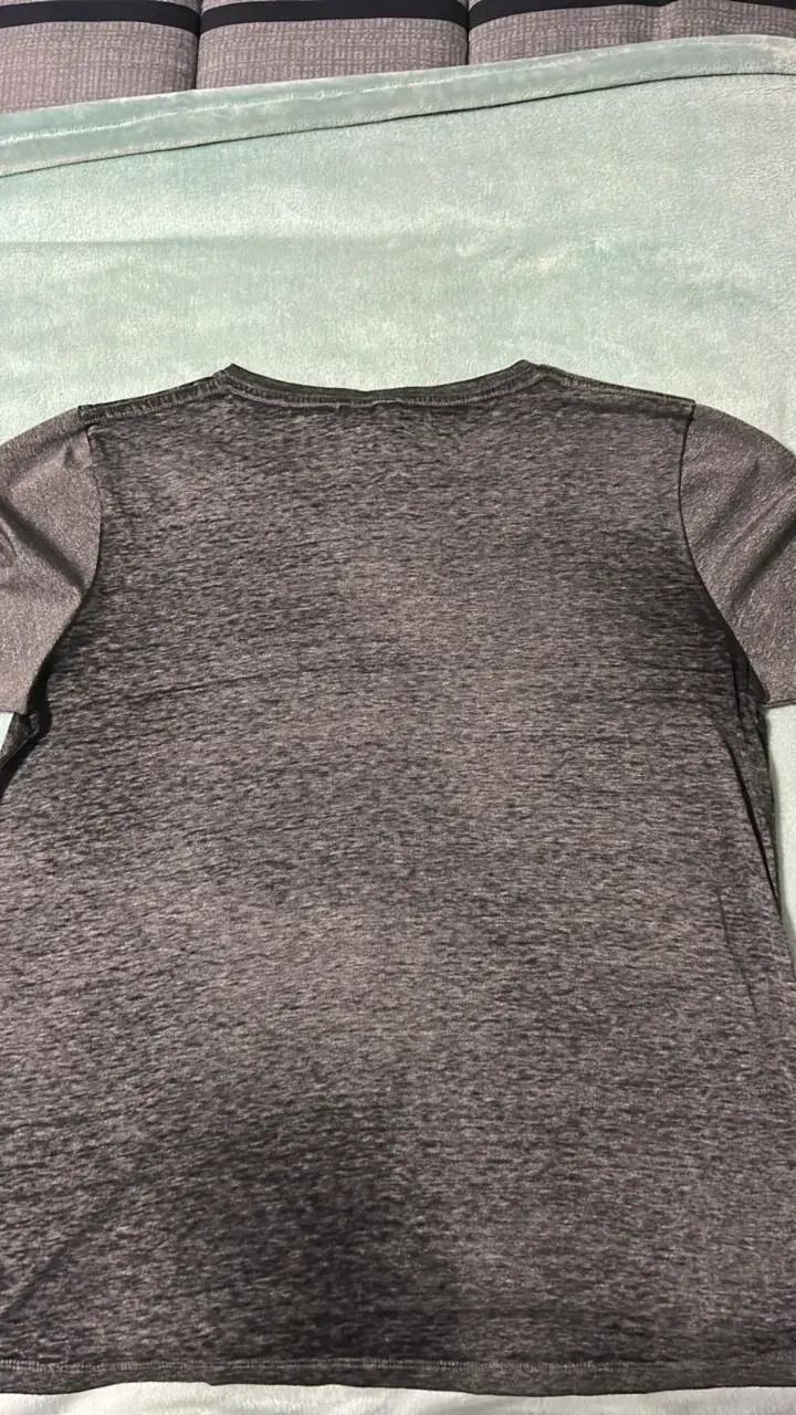 Polera gris con bolsillo y cuello en V - 5