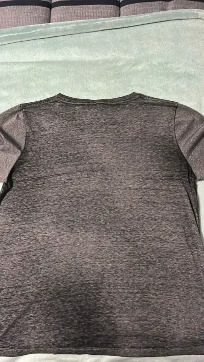 Polera gris con bolsillo y cuello en V - miniatura 5