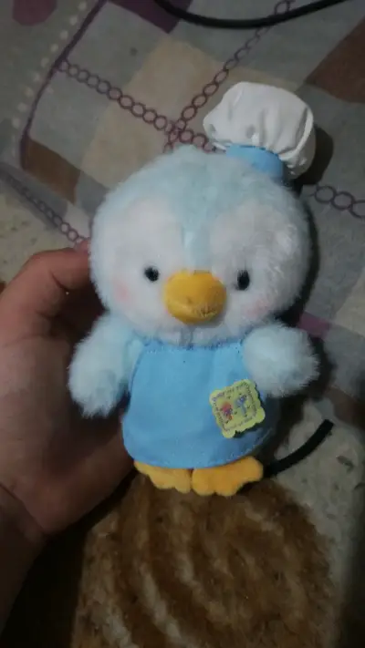 Peluche de pingüino azul con gorro de chef - miniatura 1