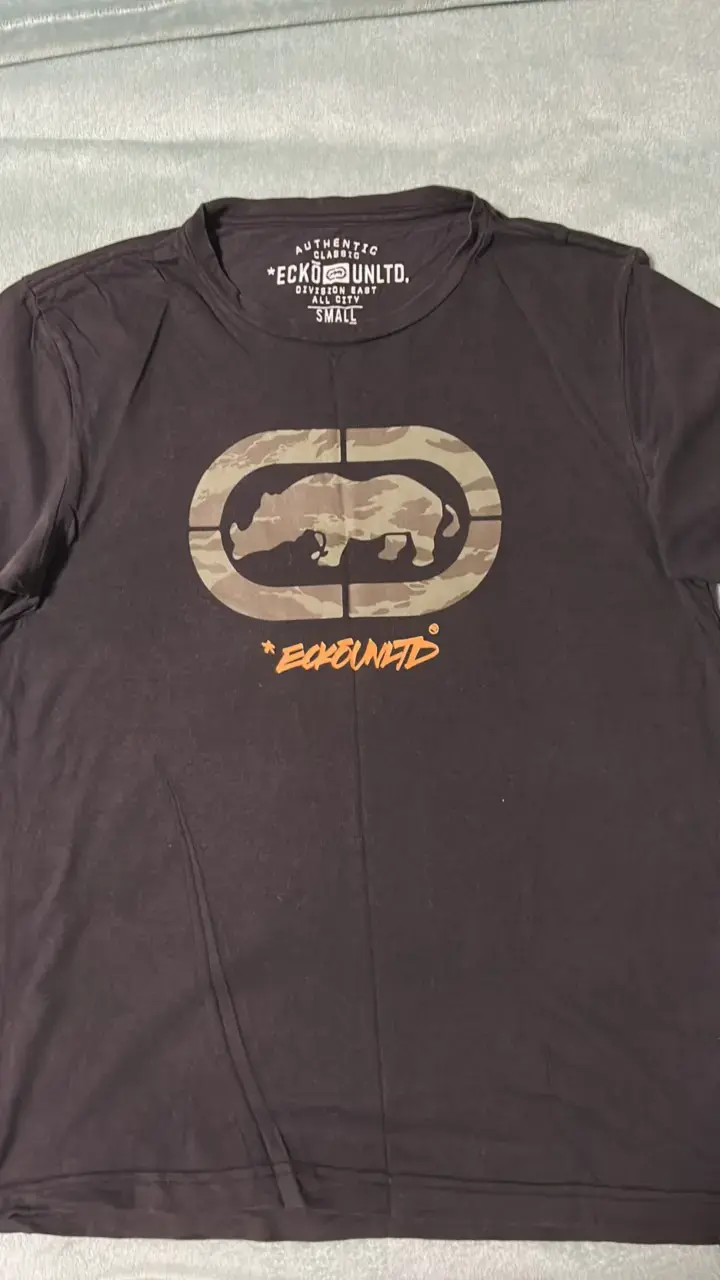 Polera negra Ecko Unltd con logo camuflado - 1