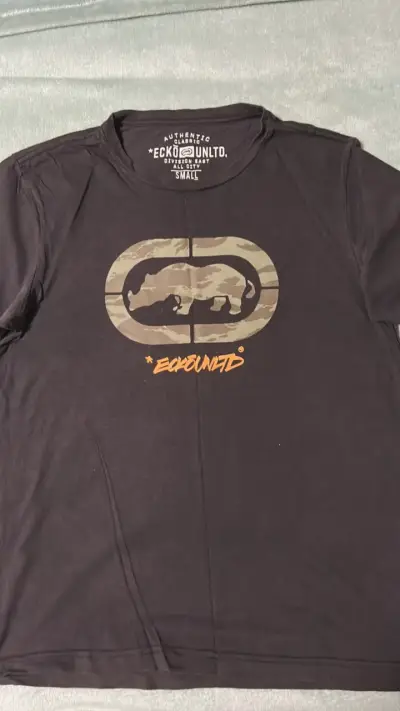 Polera negra Ecko Unltd con logo camuflado - miniatura 1