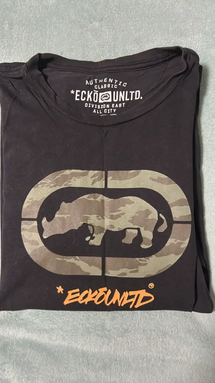 Polera negra Ecko Unltd con logo camuflado - 2