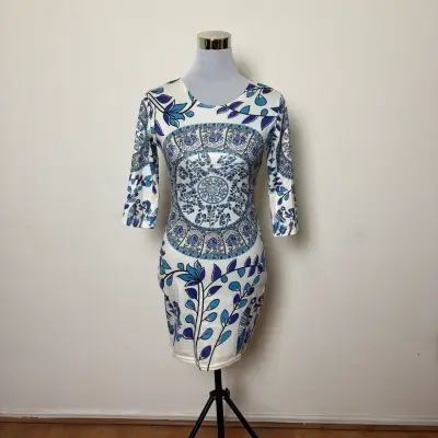 Vestido estampado floral azul y blanco - miniatura 2