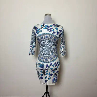 Vestido estampado floral azul y blanco - miniatura 3