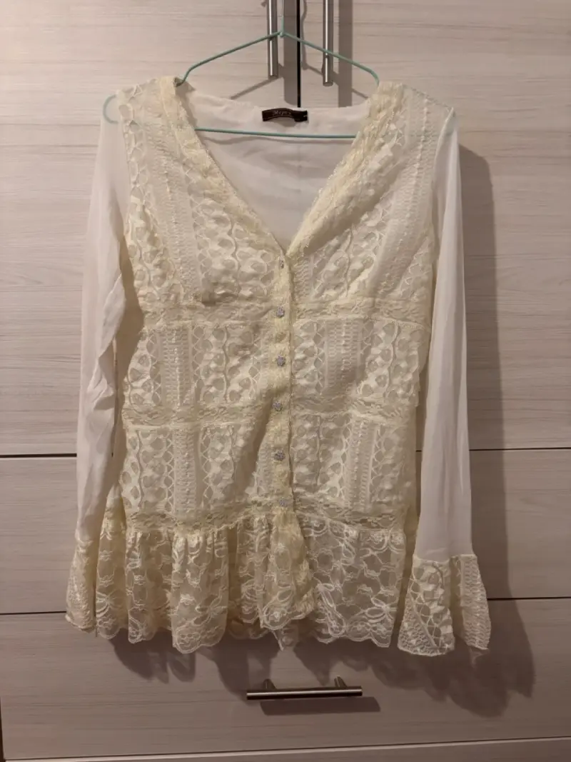 Blusa de encaje crema con mangas largas