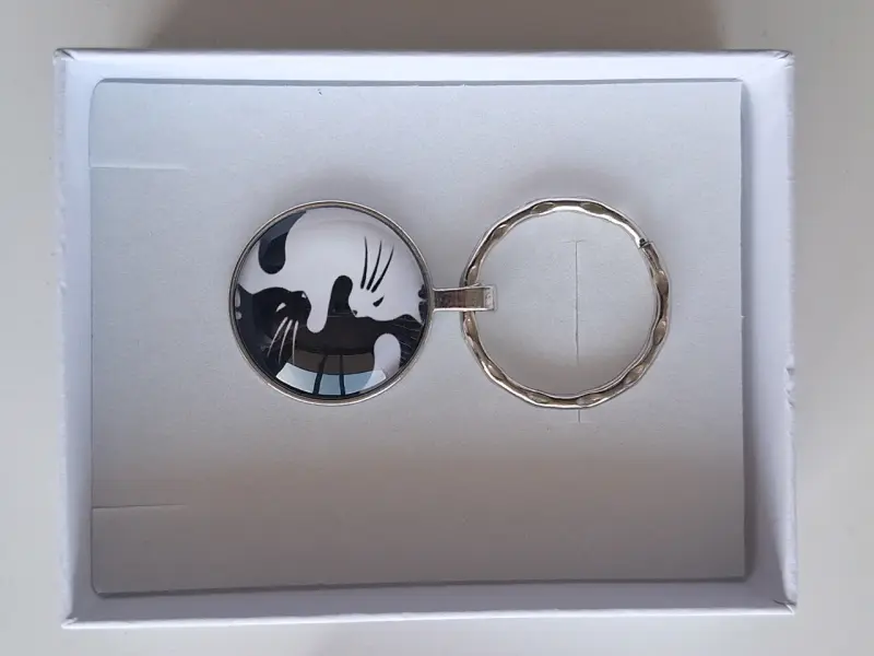 Llavero de metal con diseño de gato yin yang