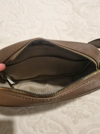 Bandolera U.S. Polo Assn. marrón con correa ajustable - miniatura 5