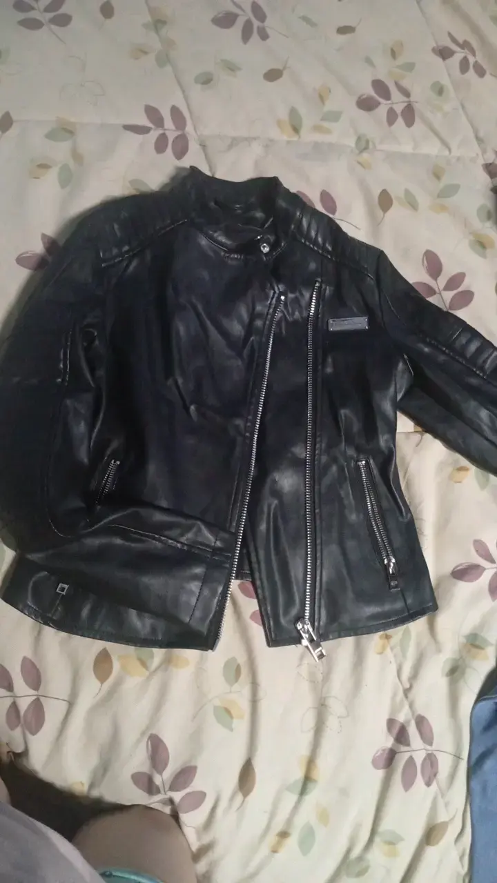 Chaqueta de cuero negra para mujer