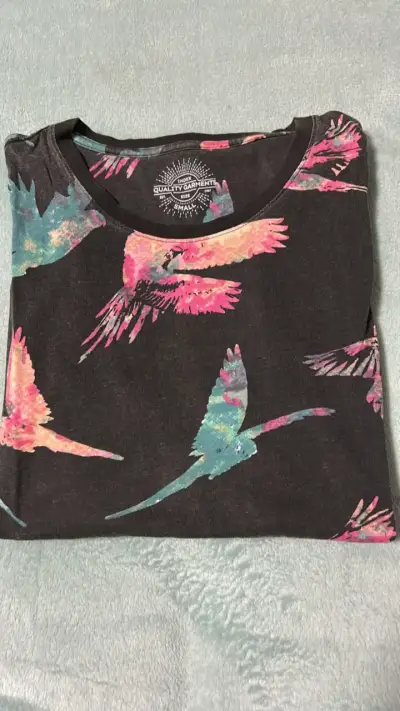 Polera con estampado de aves coloridas - miniatura 1