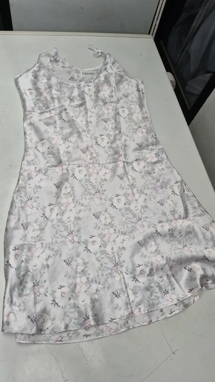 Vestido floral satinado Cherokee
