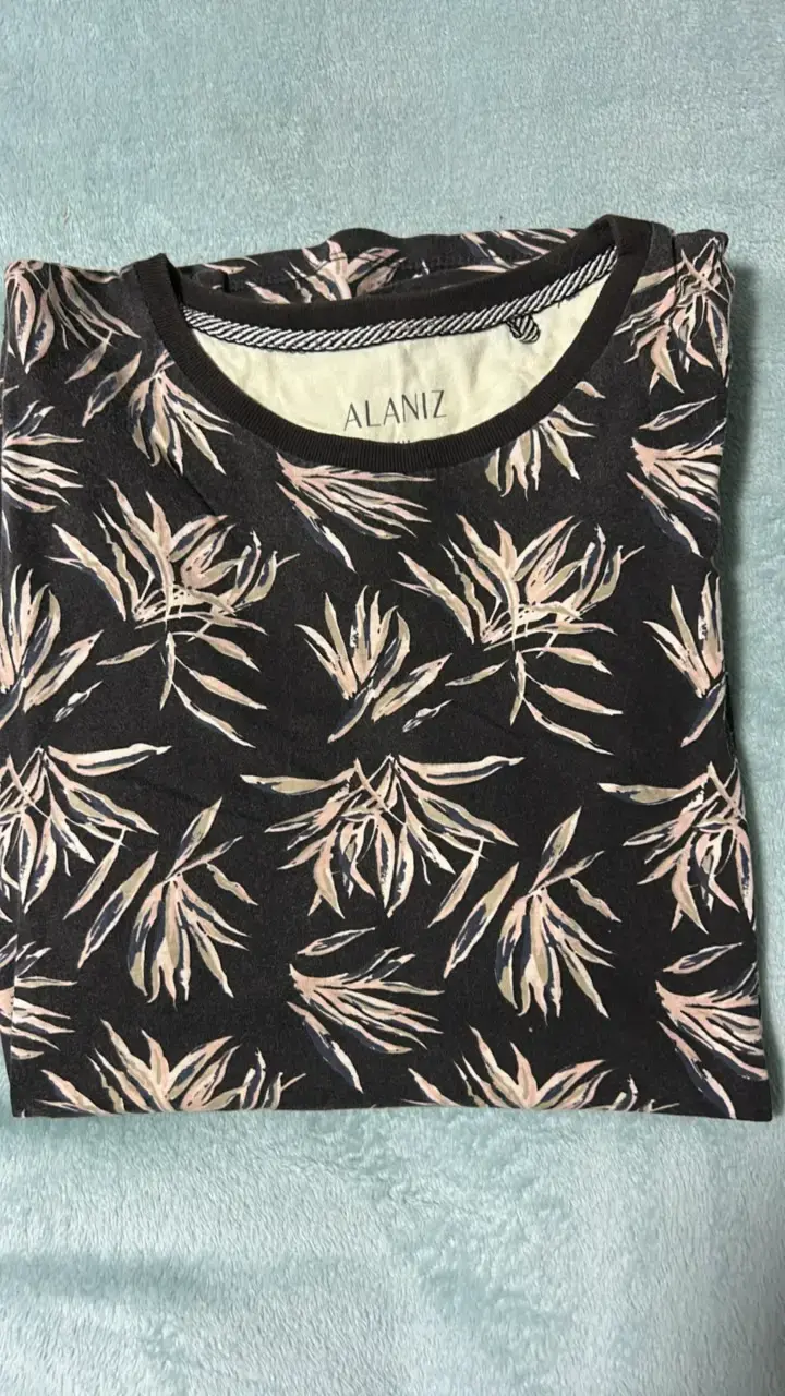 Polera con estampado de aves coloridas - 1
