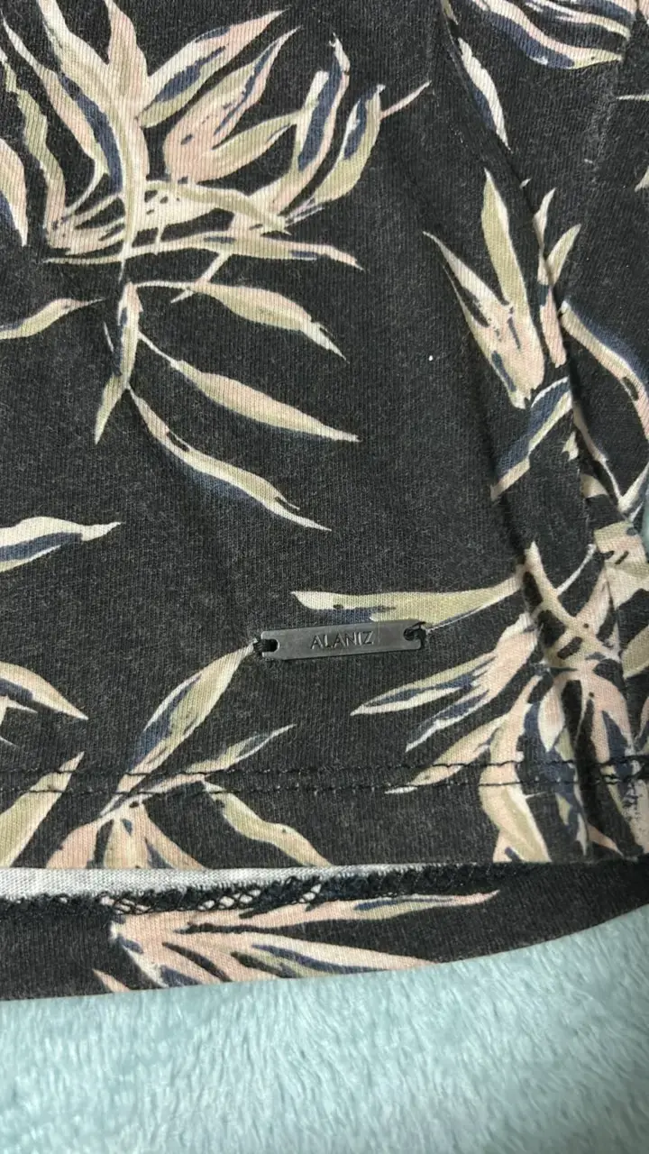 Polera con estampado de aves coloridas - 4