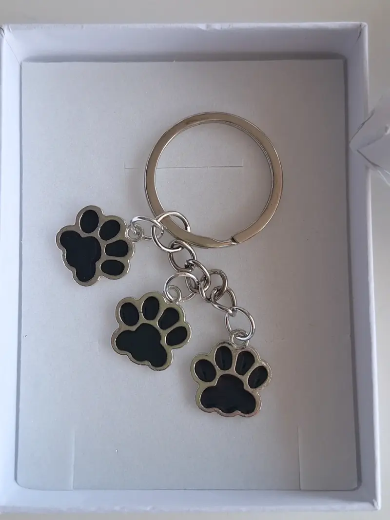 Llavero con colgantes de huellas de perrito