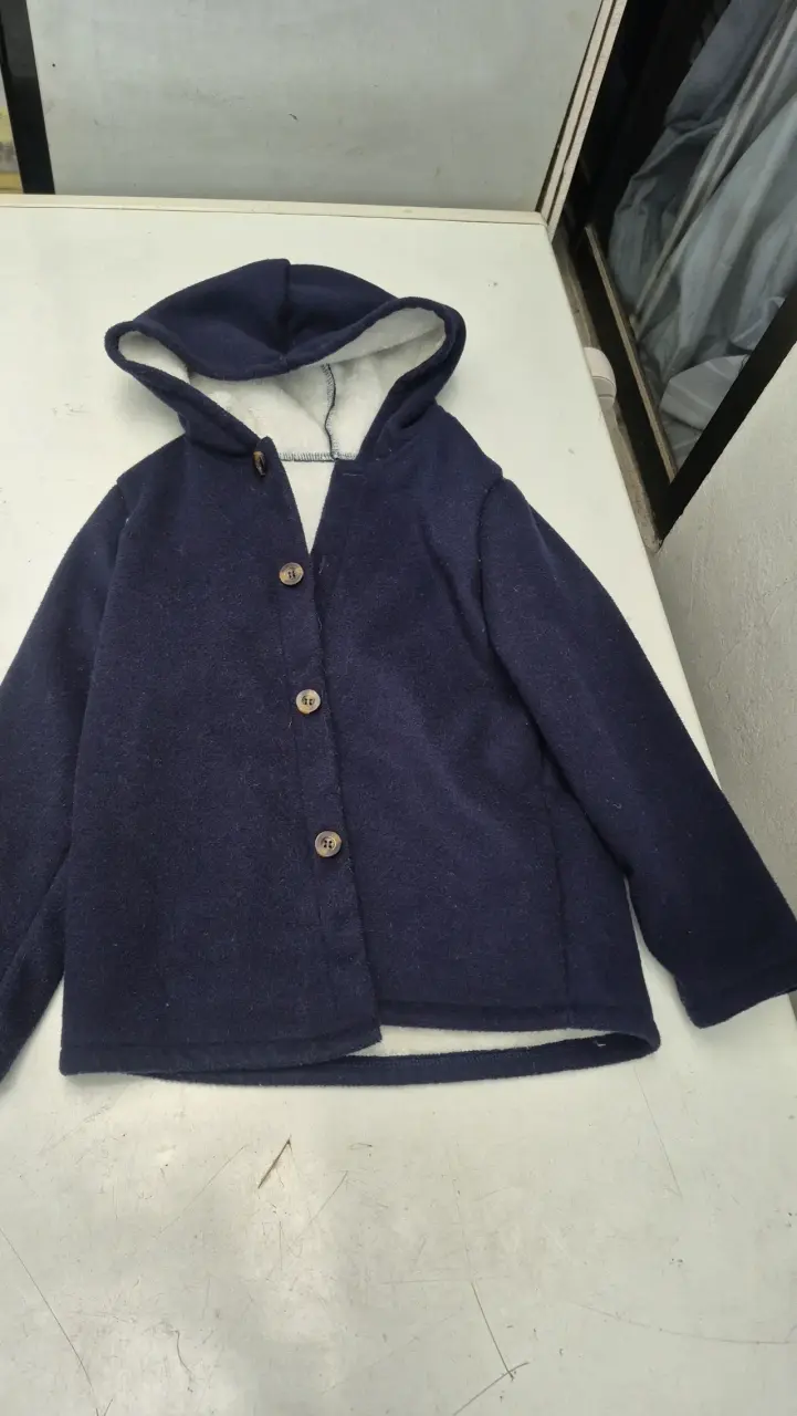 Abrigo azul oscuro con capucha para niño