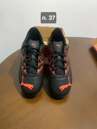 Zapatillas de fútbol Puma negras y naranjas - miniatura 1
