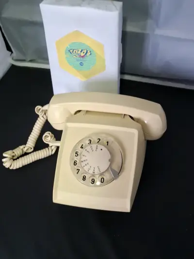 Teléfono de disco vintage beige - miniatura 1