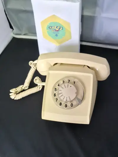Teléfono de disco vintage beige - miniatura 6