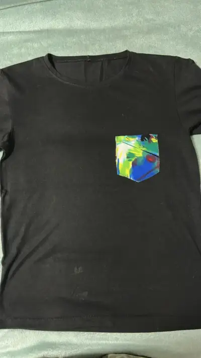 Polera negra con bolsillo estampado colorido - miniatura 1