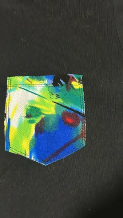 Polera negra con bolsillo estampado colorido - miniatura 2