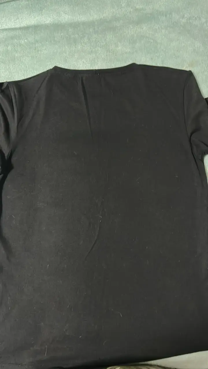 Polera negra con bolsillo estampado colorido - 3