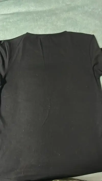 Polera negra con bolsillo estampado colorido - miniatura 3
