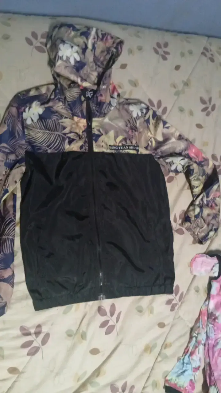Chaqueta con capucha estampada floral