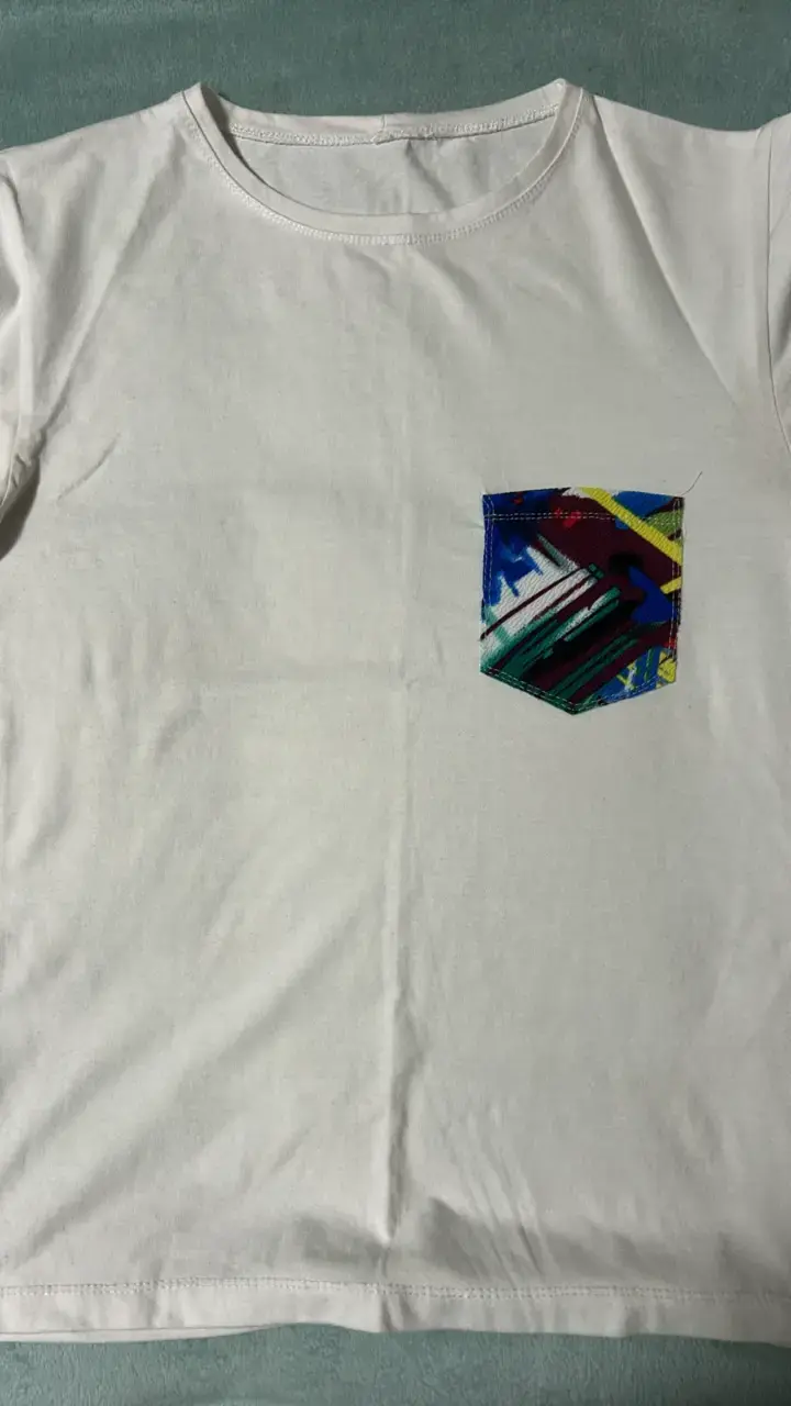 Polera blanca con bolsillo estampado colorido - 1