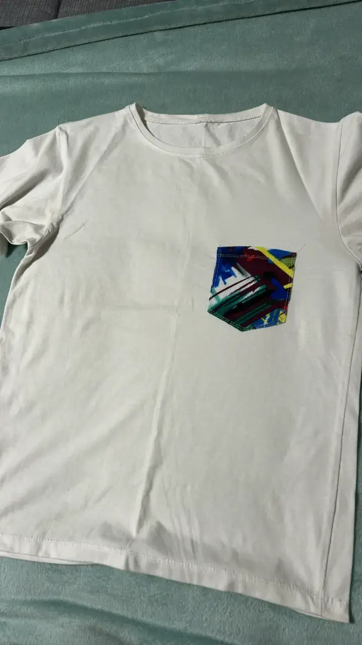 Polera blanca con bolsillo estampado colorido - 2