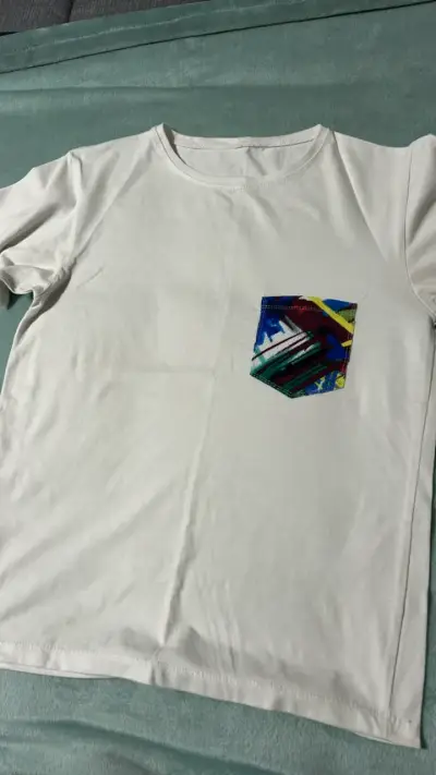 Polera blanca con bolsillo estampado colorido - miniatura 2