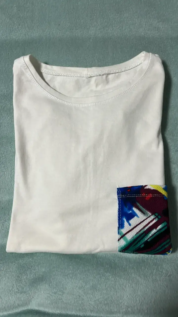 Polera blanca con bolsillo estampado colorido - 3