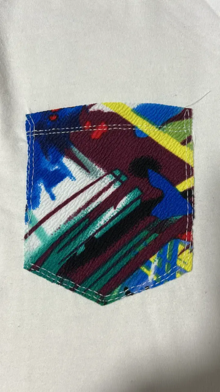 Polera blanca con bolsillo estampado colorido - 4