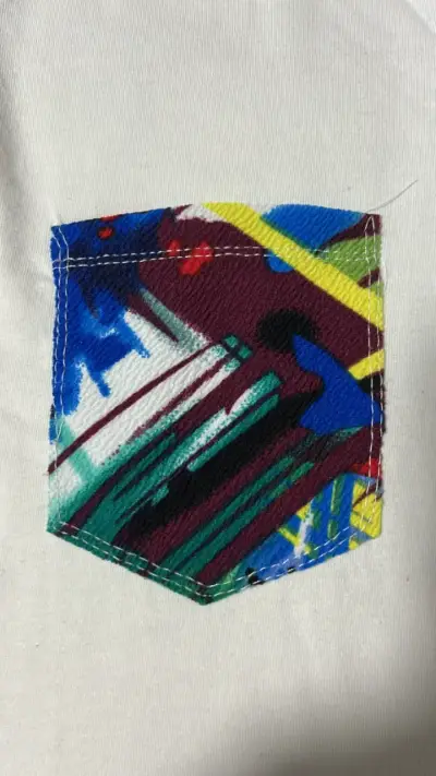 Polera blanca con bolsillo estampado colorido - miniatura 4