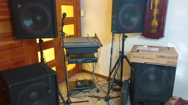 Sistema de sonido profesional con parlantes y consola - 2