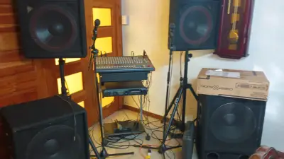 Sistema de sonido profesional con parlantes y consola - miniatura 2