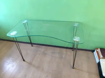 Mesa de vidrio templado.  Patas metálicas. - miniatura 1