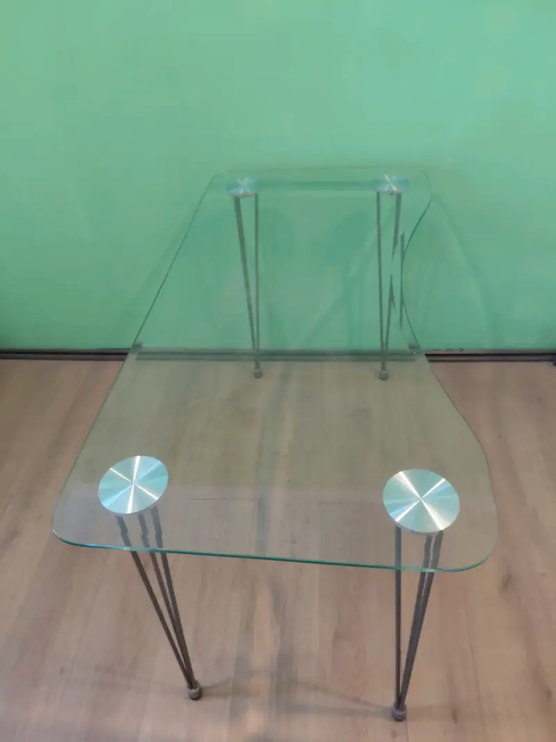 Mesa de vidrio templado.  Patas metálicas. - 2