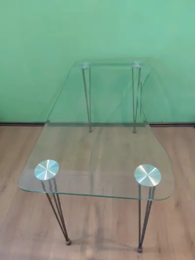 Mesa de vidrio templado.  Patas metálicas. - miniatura 2